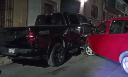 Saltillo: Choca camioneta estacionada, exceso de velocidad la hizo derrapar