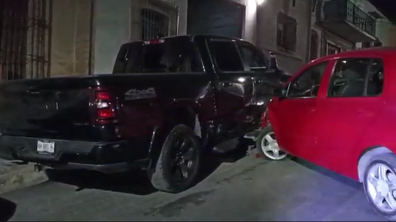 Saltillo: Choca camioneta estacionada, exceso de velocidad la hizo derrapar