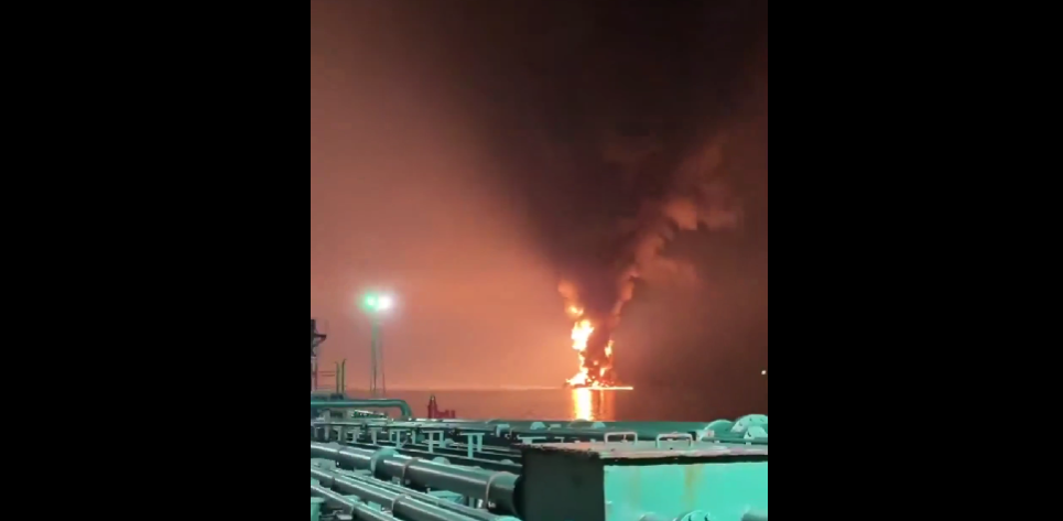 Petrolero estadounidense arde tras ataque atribuido a Irán cerca de Emiratos Árabes