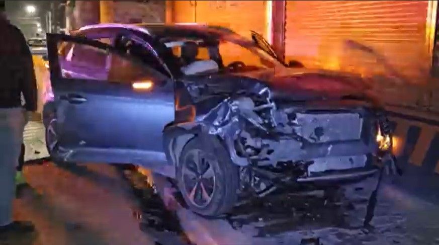 Camioneta choca contra negocio en Saltillo