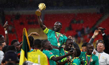 Senegal desafía fallo de la CAF y exhibe trofeo de la CAN en amistoso ante Perú