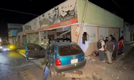 Saltillo: Se impacta contra mueblería y abandona a su amigo lesionado