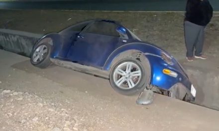 Beetle intenta esquivar y acaba volcado en el canal pluvial en Saltillo