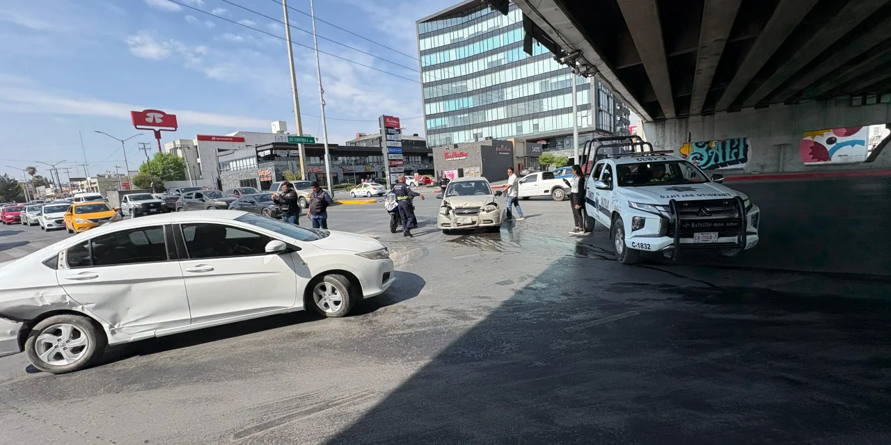 Saltillo: Ignora luz roja y provoca choque en transitado cruce