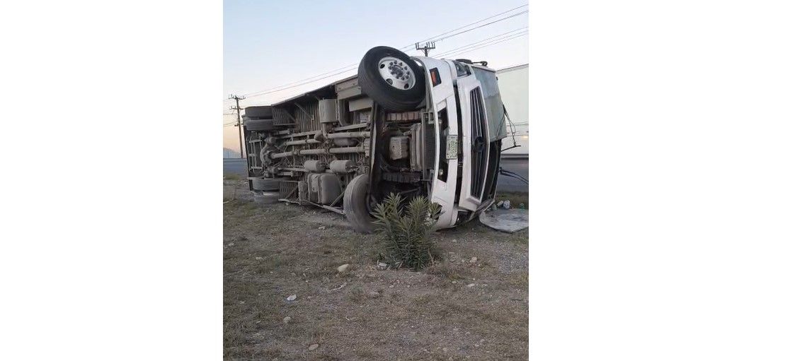 Vuelca transporte de personal en el libramiento Flores Tapia y deja 20 lesionados