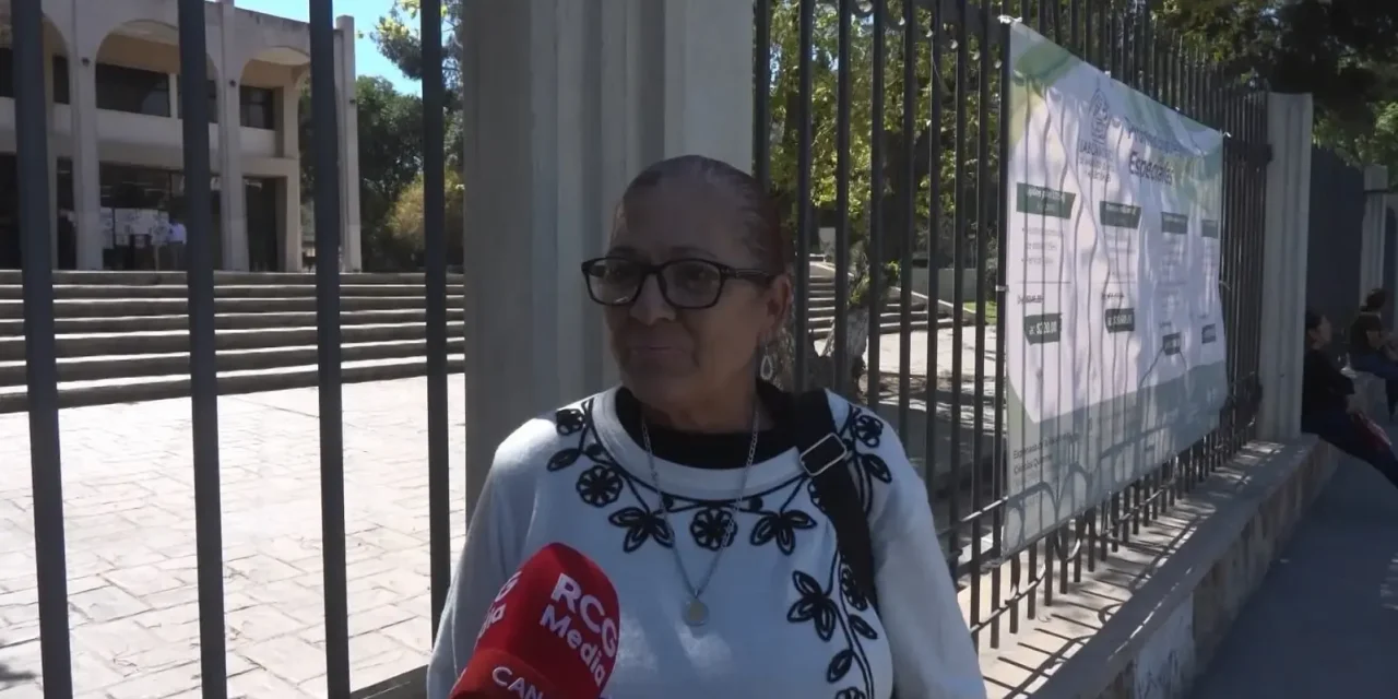 Acompañan padres de familia a estudiantes a presentar su examen de admisión de UAdeC