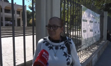 Acompañan padres de familia a estudiantes a presentar su examen de admisión de UAdeC