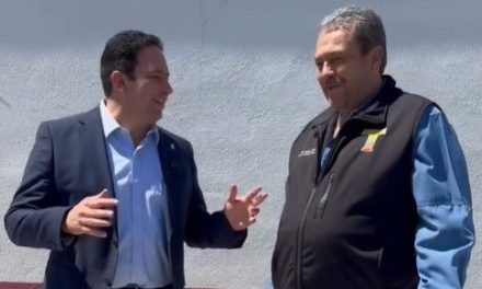 Alcaldes de Saltillo y Ramos Arizpe apuestan computadoras para escuelas en el Clásico Regional