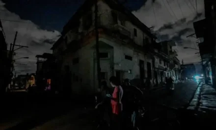 Apagón masivo deja sin electricidad a dos tercios de Cuba tras falla en termoeléctrica