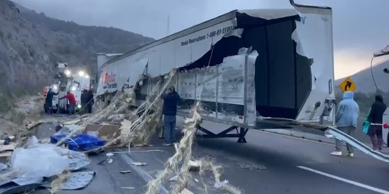 Aparatosa volcadura de tráiler en Los Chorros deja cuantiosos daños