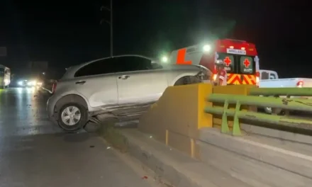 Aparatoso choque en Emilio Arizpe de la Maza deja solo daños materiales