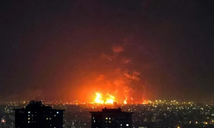Israel bombardea por primera vez refinerías y almacenamiento de Irán