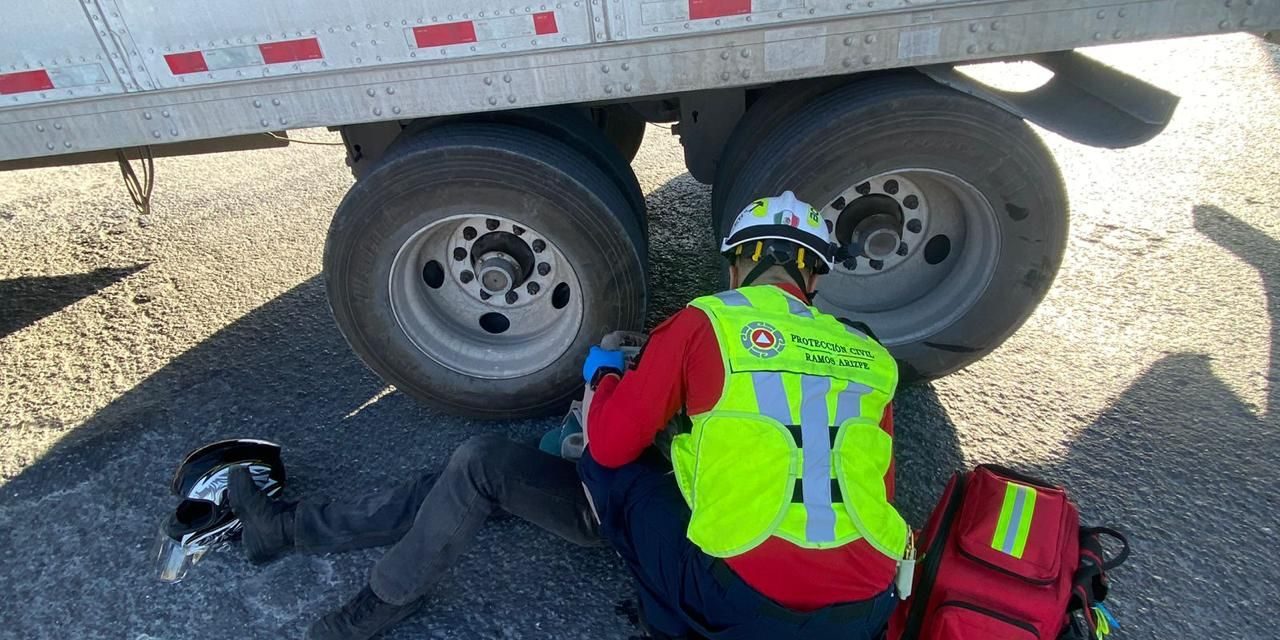 Motociclista termina bajo un tráiler tras maniobra imprudente en los límites de Saltillo y Ramos
