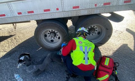 Motociclista termina bajo un tráiler tras maniobra imprudente en los límites de Saltillo y Ramos