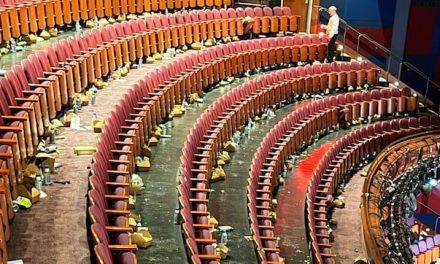 Fotografía exhibe basura en el Dolby Theatre luego de la ceremonia de los Oscar