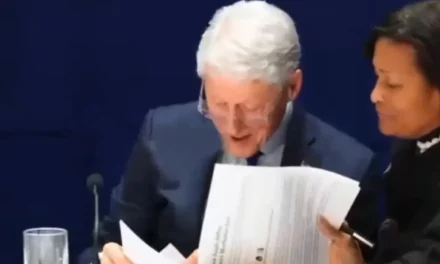 ¿De qué se acordó? Bill Clinton sonríe mientras revisa viejas fotos sobre el caso Epstein