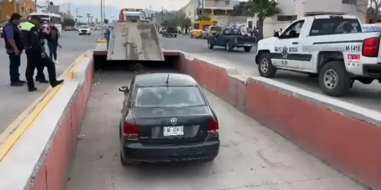Cae auto a canal pluvial en la Saltillo 2000