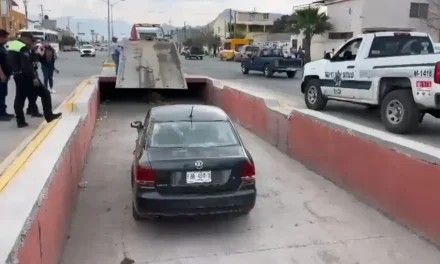 Cae auto a canal pluvial en la Saltillo 2000