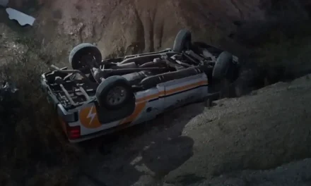 Camioneta cae a barranco y queda llantas arriba en Parras