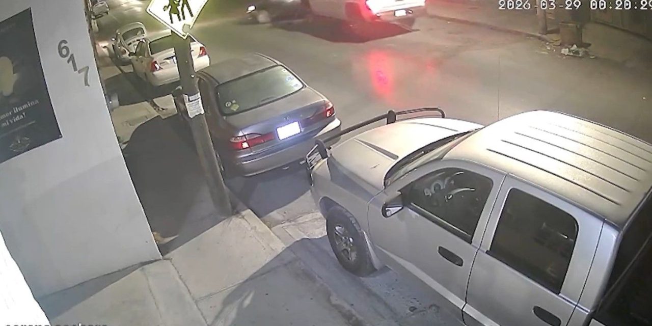 Camioneta los choca y huye en Saltillo