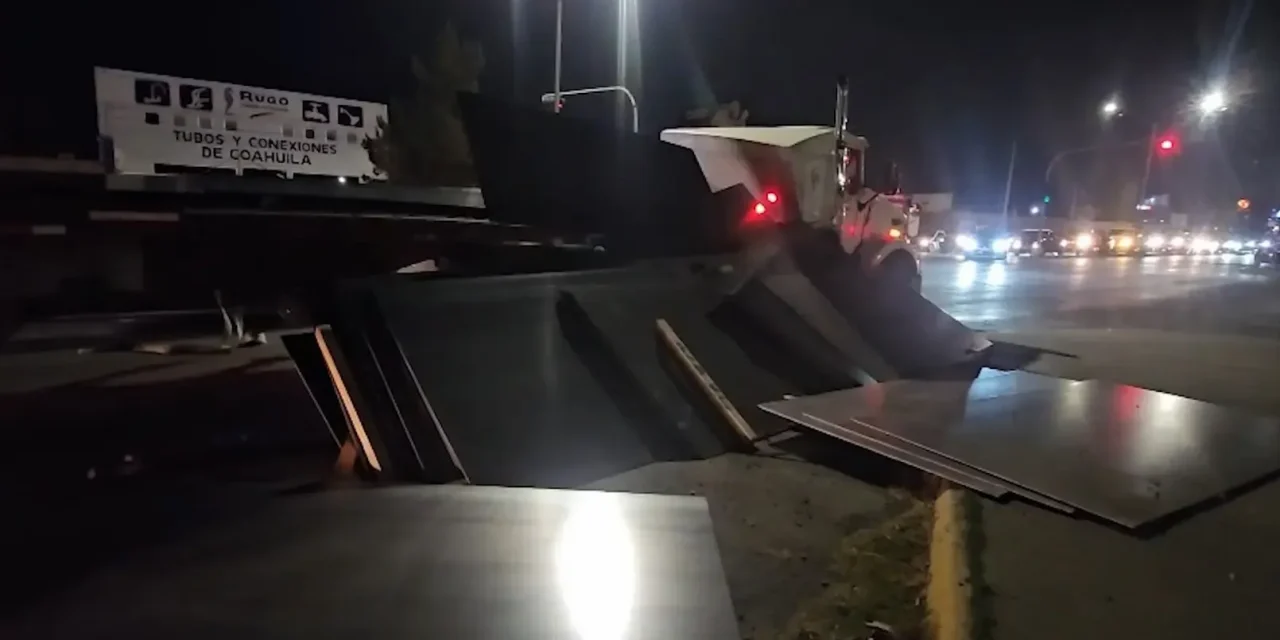Carga se desprende y golpea cabina de tractocamión en Saltillo