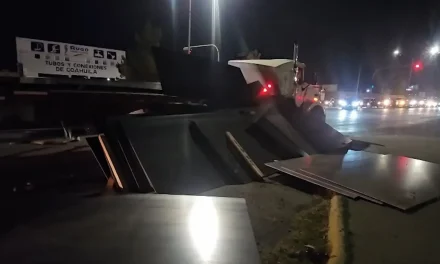 Carga se desprende y golpea cabina de tractocamión en Saltillo
