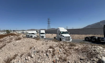 Provoca caos cierre de retorno en la Monterrey-Saltillo