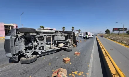 Vuelca camioneta cargada con cajas de salsa en Ramos Arizpe