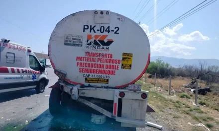 Chofer resulta herido tras fuerte choque contra pipa varada en Ramos Arizpe
