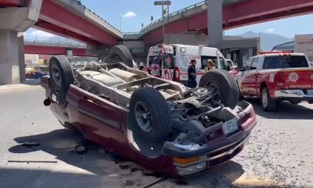 Choque con volcadura deja una mujer lesionada y provoca caos vial en El Sarape