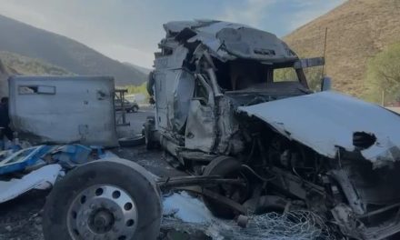 Vuelca tráiler con suavizante en Los Chorros y termina en caos vial