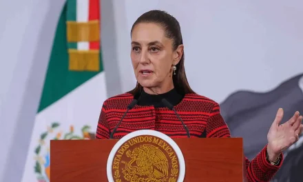 Termina el misterio de la mujer que salió a tomar el sol en Palacio Nacional; Sheinbaum confirma que ocurrió
