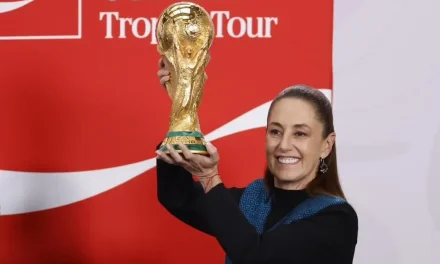 Claudia Sheinbaum recibe el Trofeo de la Copa del Mundo en Palacio Nacional