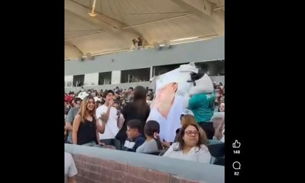 ¿Cuál frío? Llevan cobija con la imagen de Manolo Jiménez al juego de Saraperos