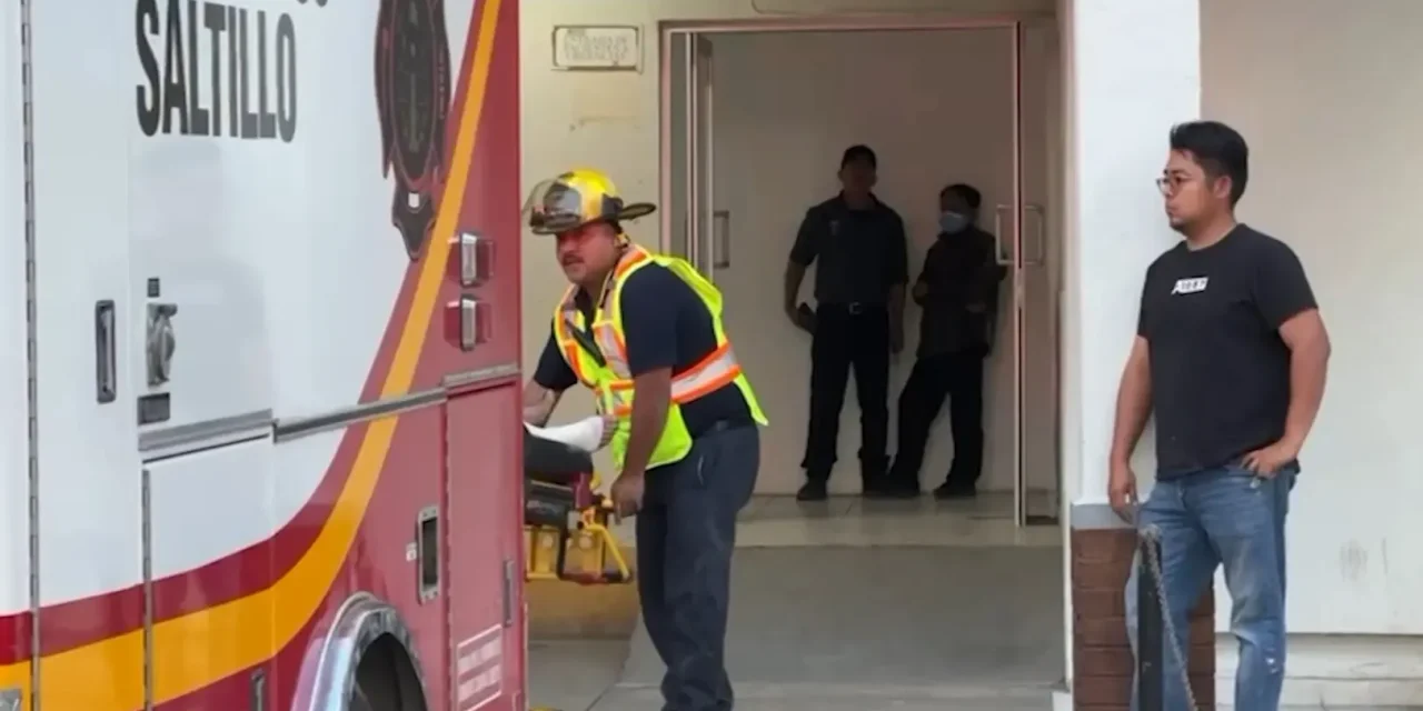Colapso de barda en obra deja tres lesionados en Saltillo