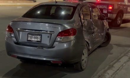 Conductor se pasa el rojo y choca con transporte en distribuidor vial El Sarape