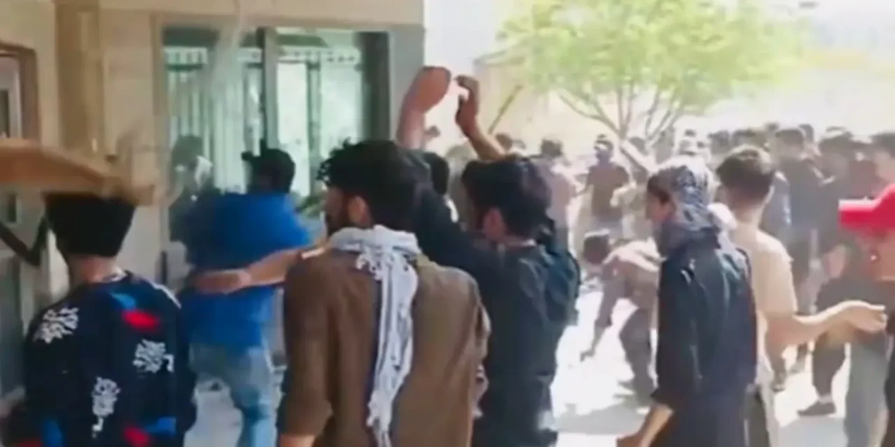 Manifestantes atacan el Consulado de Estados Unidos en Pakistán por la muerte de Alí Jamenei