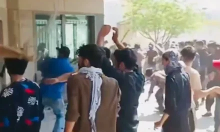 Manifestantes atacan el Consulado de Estados Unidos en Pakistán por la muerte de Alí Jamenei