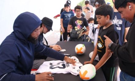 Convive Terrance Williams de Dinos de Saltillo con la niñez y juventud