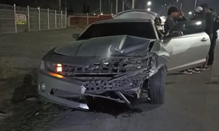 Derrapa y choca sobre puente vehicular en Saltillo