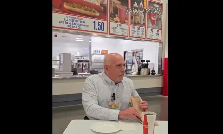 CEO de Costco come hot dog de 1.50 dólares y asegura que su precio no subirá
