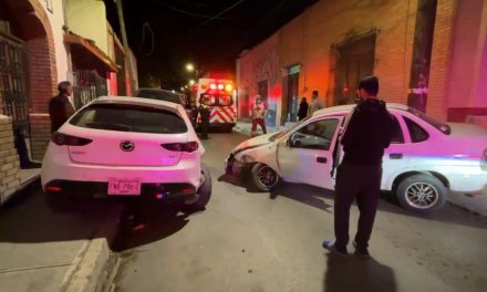 Dormita y choca con autos estacionados en Saltillo