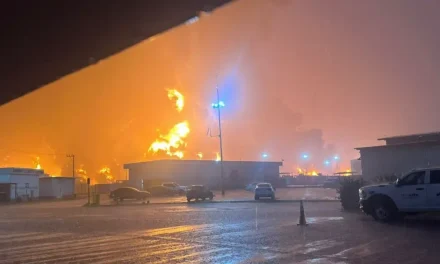 Explosión e incendio movilizan a cuerpos de emergencia en Dos Bocas
