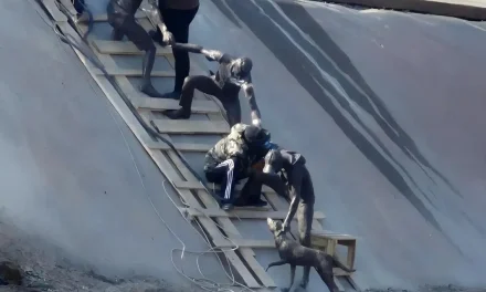 Kazajistán inmortaliza con una escultura la famosa cadena humana que salvó a un perro hace 10 años