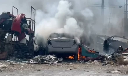 Saltillo: Fuerte incendio en yonke moviliza al cuerpo de bomberos