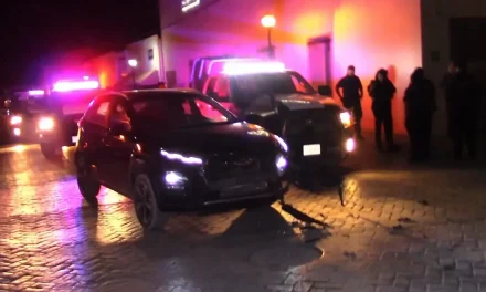 Fuerte choque en zona centro de Parras deja cuantiosos daños materiales