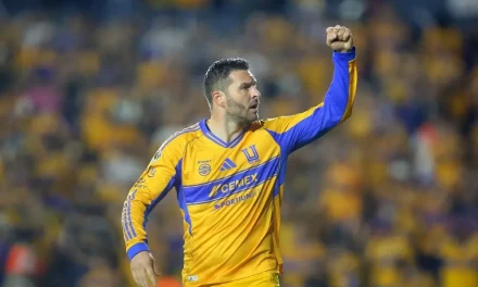 Subastan la playera que utilizó Gignac en el Clásico Regio; podría costar más de 100 mil pesos