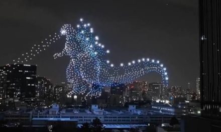 Godzilla ‘cobra vida’ en el cielo de Tokio con espectáculo de drones (video)