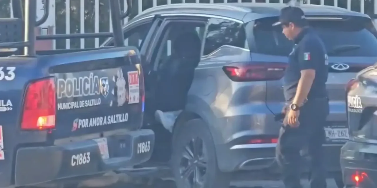 Hombre pierde la vida dentro de camioneta en el bulevar Musa de León