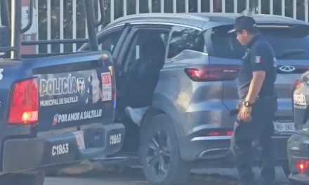 Hombre pierde la vida dentro de camioneta en el bulevar Musa de León